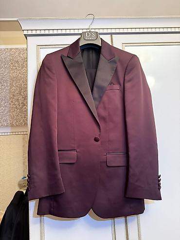 damat: D’S Damat brendinin tünd bordo rəngində smokinq dəsti. (700 azn ə — 1