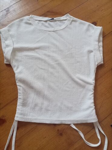 ag salvar: Ağ rəngdə, qısaqol, yanlardan büzməli, bağlama detallı qadın t-shirt