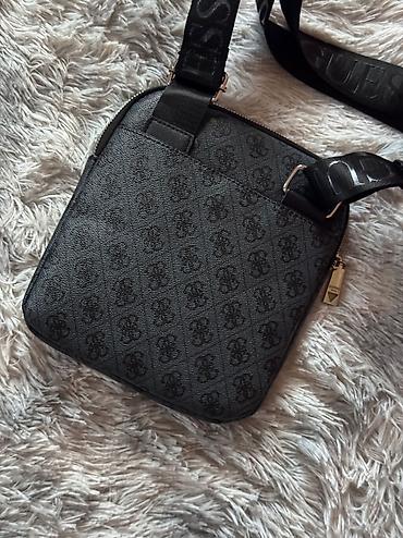 сумка мешок: Сумка через плечо Guess - Формат: компактная кросс-боди/мессенджер. - — 2