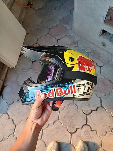 мотолер: Мотокроссовый шлем с очками, стилизация Red Bull - Тип — 3