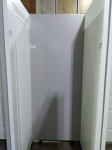 otag qapi: Müasir daxili qapı – boz rəngdə, minimalist və geometrik dizayn