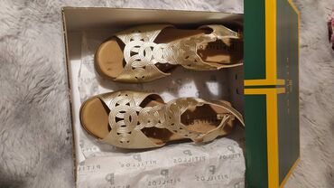 Γυναικεία είδη Υπόδησης: Σανδάλια.

Πολύ άνετα και μαλακά. Μέγεθος 38 — 10