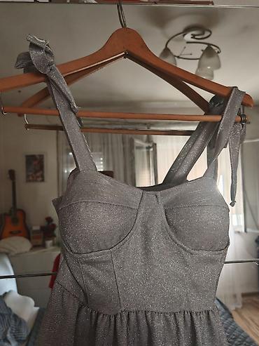 prsluk s: Svečana srebrna haljina sa sjajnim nitima - Model: midi dužina — 2