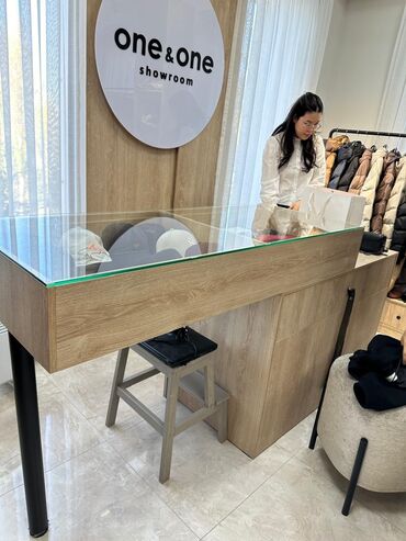 Шкафы: Срочно продается вся мебель для торговли одеждой, почти новая. Мебель — 6