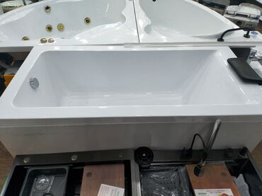 ванна на ножках: Düzbucaqlı formalı, ağ rəngli vanna. Minimalist dizaynı ilə seçilir və