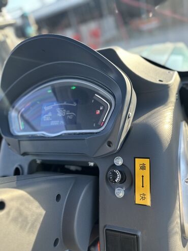 Traktorlar: Yeni RD1004 modeli traktor. Mavi və ağ rənglərdə, kabinli və müasir — 7