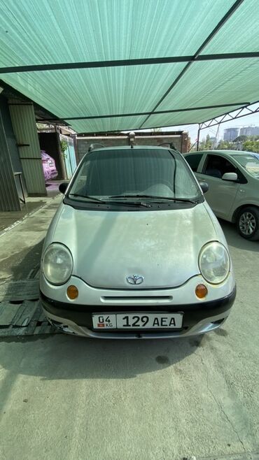 авто в битом состоянии: Серебристый хэтчбек Daewoo Matiz с пятидверным кузовом. Автомобиль