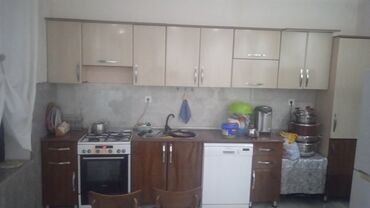 столики для компьютера: Mətbəx mebeli dəsti - Üst şkaflar: açıq bej rəngdə, bir neçə bölməli