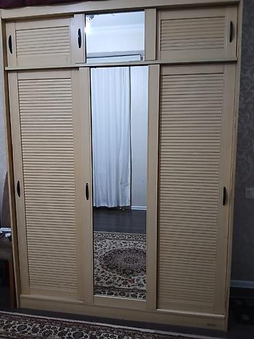 Açıq şabalıd rəngində sürgülü qapılı paltar dolabı. Xüsusiyyətlər: -