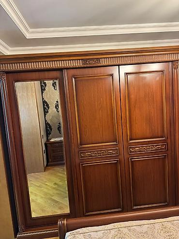 qoz: Klassik üslubda tam yataq otağı dəsti Tərkibi: - 2 nəfərlik çarpayı — 4