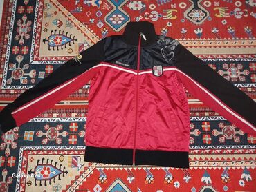 пиджак красный: Красно чёрная ветровка удобна для занятия спортом хорошего