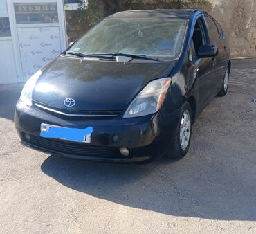 Yağlar və avtokimyəvi maddələr: Toyota Prius (2-ci nəsil) hibrid hetçbek Xarici rəng: qara Kuzov: 5