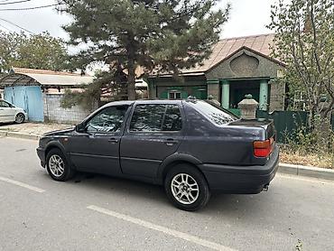 бампер венто: Volkswagen Vento: 1993 г., 1.8 л, Седан — 3