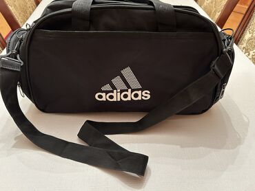 4 lü çanta: Adidas çanta,sumkası satılır.Təzədir.Səliqəlidir.Real alıcılar əlaqə