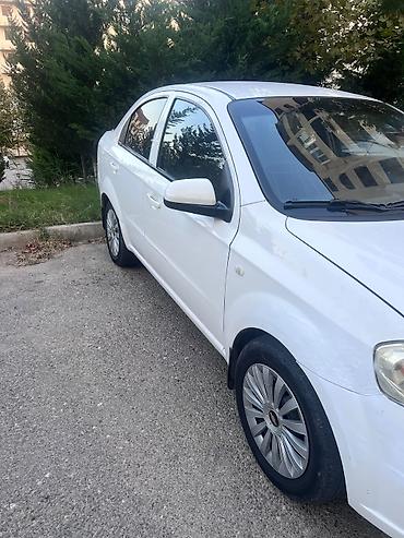 chevrolet cruze buferi: Chevrolet Aveo LS sedan, ağ rəngdə avtomobil. Şəkillərdən göründüyü — 3