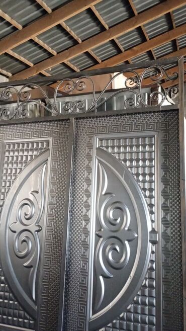 Откатные ворота: Элегантные кованые ворота черного цвета с изящными золотистыми — 29