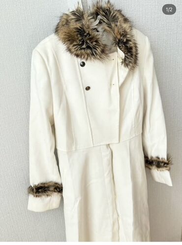 женские утепленные резиновые сапоги: Ağ rəngli uzun qadın palto - Model: ikiqat düyməli ön hissə, uzun