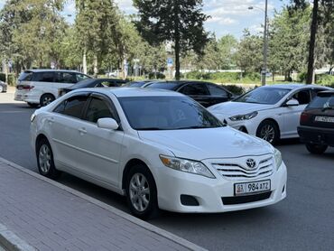 калпак на тойота: Автомобиль Toyota Camry белого цвета. Седан с серым кожаным салоном