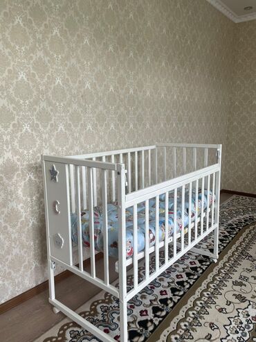 Другая детская мебель: Детская кроватка, материал дерево белое, отдам вместе с матрасом