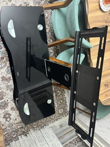 qranit pol: Düz TV altlığı, Polkalı, Şüşəli