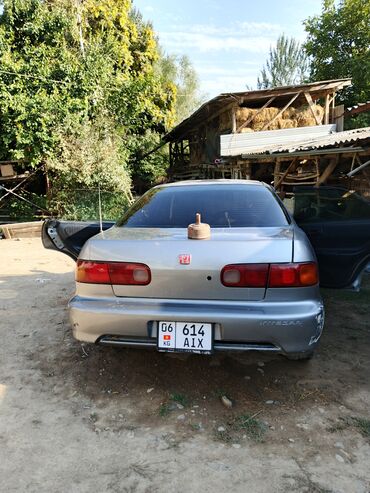 сут машине: Автомобиль Honda Integra, серебристого цвета, представляет собой
