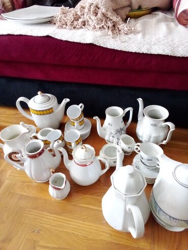 Ostali antikviteti: 400 komada porcelana,kristala i Murano stakla. Cena -dogovor — 2