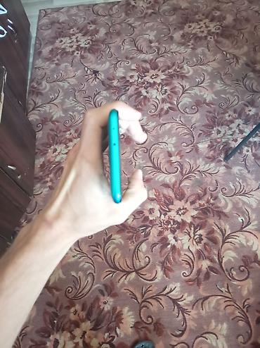 Məhsul: Redmi smartfon (Model arxa örtükdə “Redmi” yazısı ilə