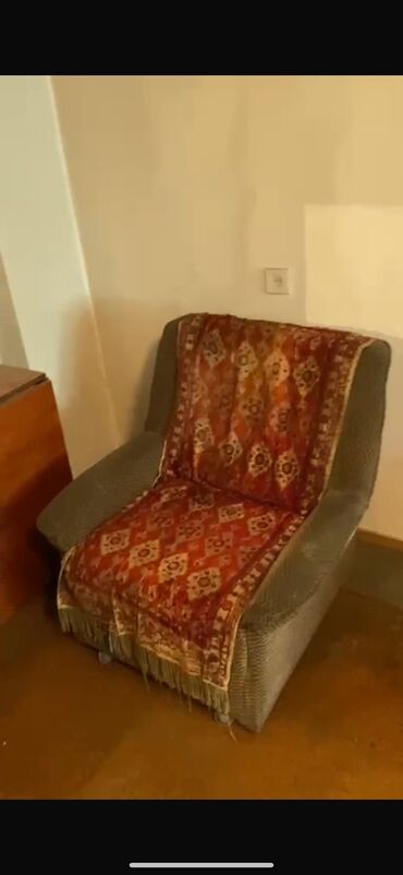бу мебели: Продаю б/у мебель. Всю мебель (диван, кресло, стол кухонный, стулья