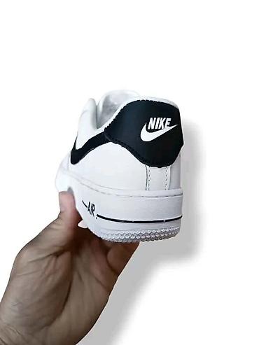 Patike: Nike Air Force 1 niske patike – crno/belo izdanje - Klasičan AF1 — 12