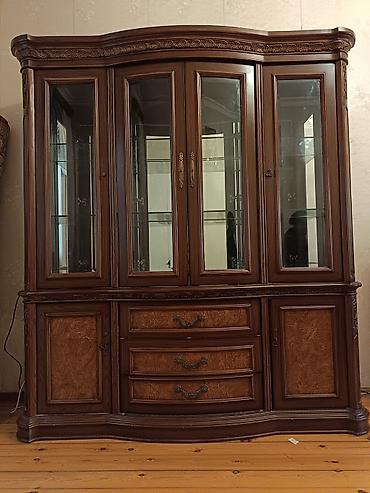 Bufetlər: Klassik üslubda vitrinli bufet - Material: massiv ağac və təbii şpon — 2