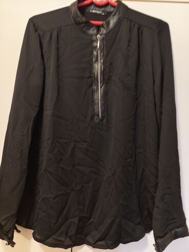 Bluze: Dve ženske bluze u nežnim neutralnim tonovima. 1) Puder‑roze bluza: - — 6