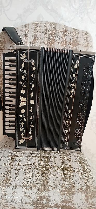 концерт инстасамки в баку: Harmonium/akkordeon tipli qədim klavişli nəfəsli musiqi aləti - — 3