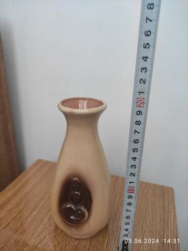 стеклянная ваза: Продаются вазы, всё целые, в отличном состоянии. Цена за 1 штуку 150