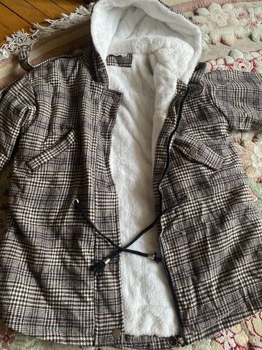 женский пуховик новый: Tezedi geyilmiyb, 20 manata M razmerdi