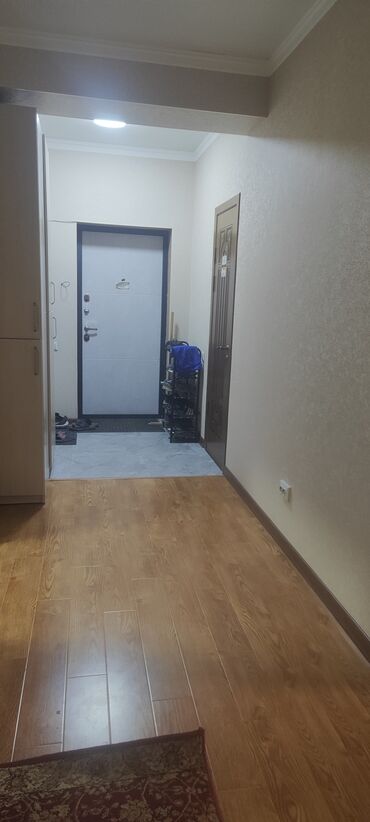 долгосрочная квартира бишкек васток 5: 3 комнаты, 91 м², 106 серия улучшенная, 3 этаж, Евроремонт