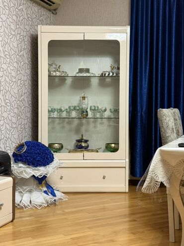 Qonaq otağı dəstləri: Qonaq otağı üçün mebel dəsti Tərkibi: - Geniş güzgülü bufet: 4 — 5