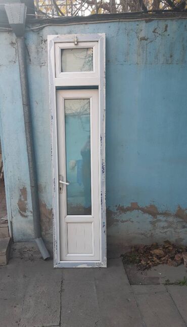 vkhodnye dveri s kovkoi i steklom: Пластиковая дверь