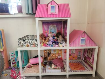 дома для кукол: Игрушечный дом из картона, о размерах судить по спичке, в середине