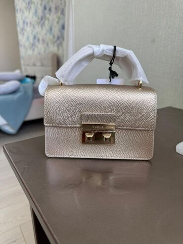 сумка женская большая брендовая: Мини-сумка Furla, модель с верхней короткой ручкой. - Материал
