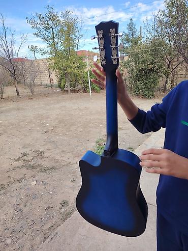 rock gitara: Akuistik gitara – kəsik (cutaway) korpuslu, mavi-qara keçid rənglə. - — 3