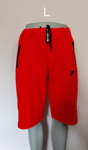 haljine sa kaišem: Nike šorts, veličine L, sa crnim detaljima. Šorts ima elastični pojas