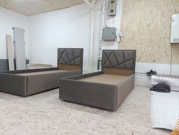 Односпальные кровати: Представлена кровать с мягким изголовьем, выполненная в сером цвете — 6