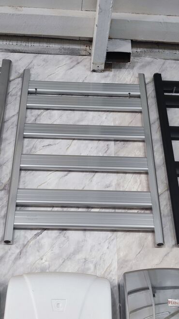 Смесители для раковин: Dəsmal quruducu radiator, gümüşü rəngdə, müasir dizaynda. Bu radiator