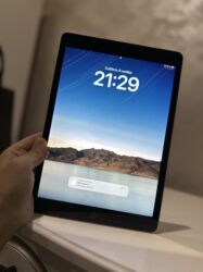 без проводной интернет: Планшет, Apple, память 256 ГБ, 10" - 11", 5G, Б/у, Детский цвет - Серебристый at lalafo.kg без проводной интернет: Планшет, Apple, память 256 ГБ, 10" - 11", 5G, Б/у, Детский цвет - Серебристый