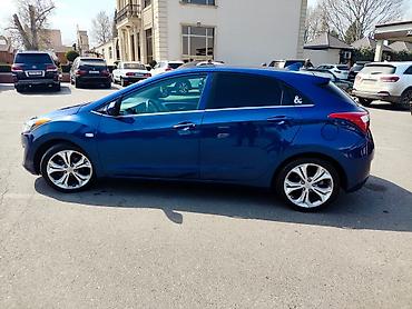 hyundai salon: Hyundai Elantra GT – mavi rəngli, 5 qapılı hatchback. Texniki — 4