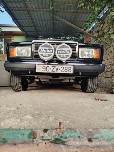 lada xəzər: Ön hissəsində iki əlavə HELLA fənəri olan qara rəngli Lada 2107 sedan