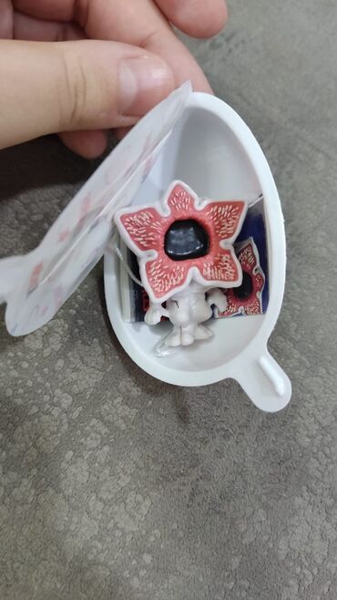 Heykəlciklər: Kinder Surprise “Stranger Things” kolleksiya fiqurları seti. Məzmun — 3