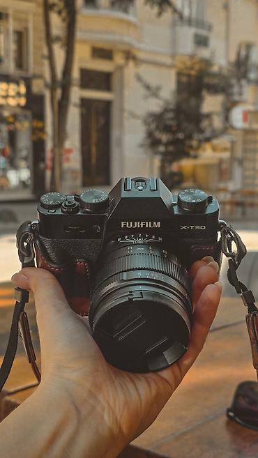 nikon camera: Fujifilm X‑T30 с объективом XC 15-45mm f/3.5-5.6 OIS PZ Компактная — 1