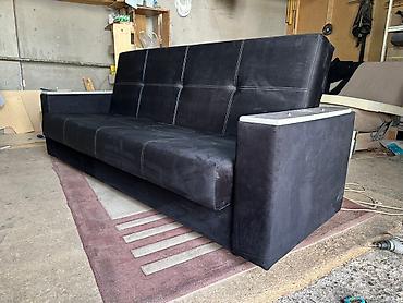 sofa: Прямой диван с деревянными накладками на подлокотниках - Современный — 5