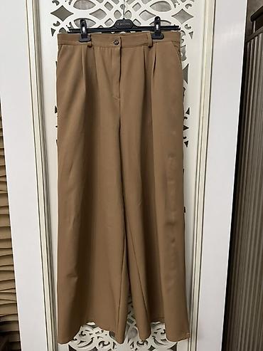 Qadın şalvarı – bej/karamel rəng Model: wide-leg (geniş kəsim), düz